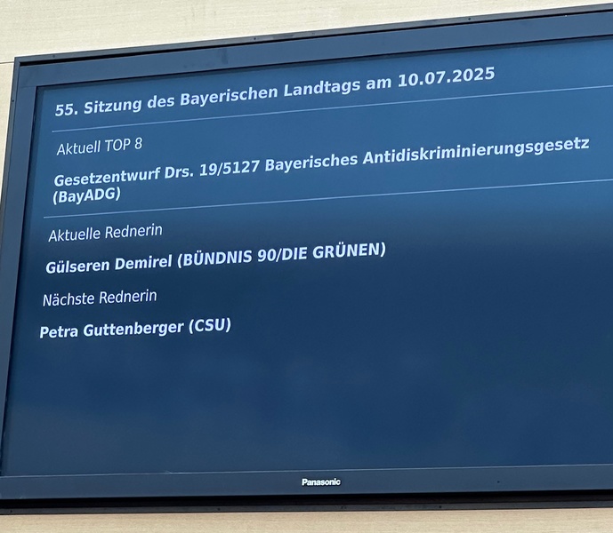 "Ein Gesetzentwurf der Grünen, der hier eine Beweislastumkehr vorsieht und quasi alle Mitarbeiter*innen im öffentlichen Dienst unter Generalverdacht stellt, lehnen wir ab."
Foto: Petra Guttenberger