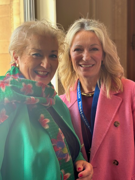 Toller Besuch im Landtag: Ich fand es super, Monika Gruber im Rahmen eines Gesprächs mit der Frauengruppe der CSU im Bayerischen Landtag zu treffen. Ganz besonders freue ich mich natürlich über ihren "Rücktritt vom Rücktritt" und auf ihr neues Programm in der Comödie Fürth.
Monika Gruber kündigt eine Rückkehr auf die Bühne an! Foto: Pressestelle Landtag