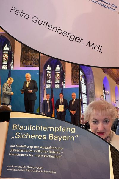 Blaulichtempfang des Freistaates Bayern 2025: In diesem Rahmen werden Firmen ausgezeichnet, die ihren Mitarbeitern, die sich z.B. bei der Feuerwehr, dem Roten Kreuz u.Ä. engagieren, Unterstützung zukommen lassen und die entsprechende Wertschätzung entgegenbringen.
Fotos: P. Guttenberger