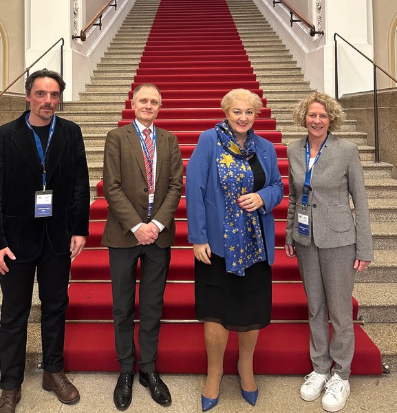 Externe Suchtberatung im Justizvollzug: Angesichts der wachsenden Herausforderungen im Gefangenenbereich ist diese ganz besonders wertvoll. Danke für das interessante Gespräch!
Foto: CSU Pressestelle