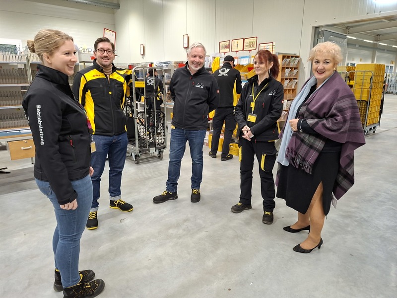 Interessante Einblicke: Mit dem neuen Gebäude setzt die Dte. Post zugleich ein Zeichen in Richtung Nachhaltigkeit, als CO 2-neutraler Standort konzipiert,  verfügt das Gebäude über eine Photovoltaikanlage, wie auch über eine umfassende Ladeinfrastruktur für E-Fahrzeuge. 
Foto: Dte. Post