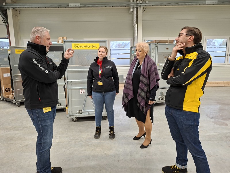 Ab Januar 2026 sollen alle Sendungen, egal ob Briefe oder Pakete, auch in Oberasbach mit dem E-Auto zugestellt werden. Den Postboten mit dem Fahrrad, wie wir es noch kennen, wird es nicht mehr geben. Foto: Dte. Post