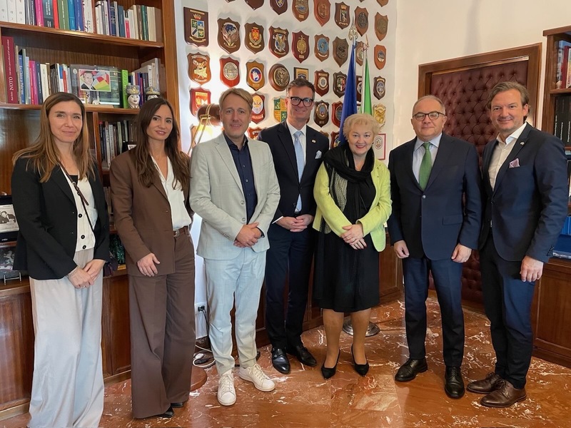 Wir nehmen sehr interessante Eindrücke aus dem Gespräch mit dem Leitenden Staatsanwalt von Palermo, Maurizio de Lucia (im Bild 2. von rechts) und seiner Kollegin mit nach Hause:
Schwierig ist es, wenn Datenschutz zum Täterschutz wird und langwierige Verwaltungsverfahren einer effektiven Zusammenarbeit entgegenstehen. Mit der Beweislastumkehr bei der Vermögenseinziehung geht Italien neue Wege, um der organisierten Kriminalität im Bereich Geldwäsche Paroli zu bieten.
Foto: Büro De Lucia, Italien