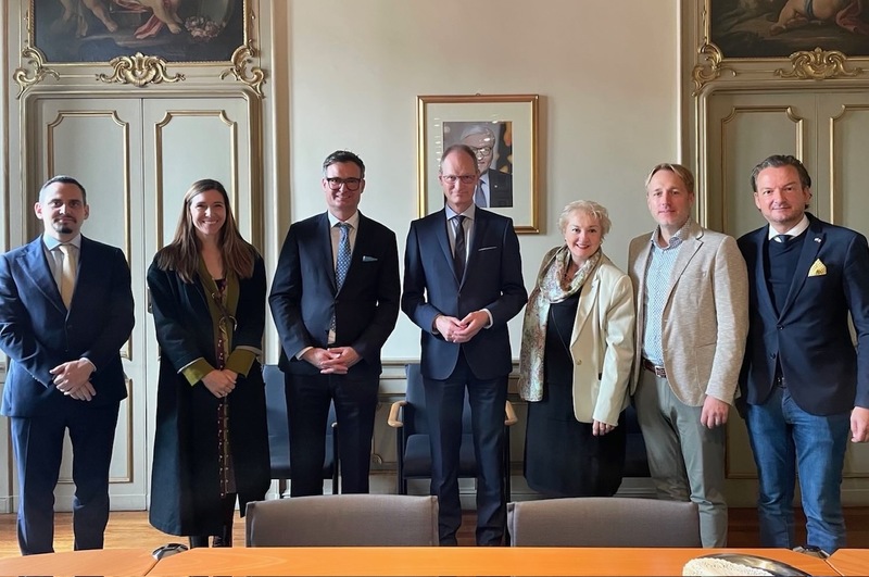 Abschluss der Arbeitskreis-Reise hier in Rom - Besuch in der Deutschen Botschaft:
Mit Botschafter Dr. Thomas Bagger haben wir unterschiedliche und gemeinsame Sichtweisen zu Migration, Grenzsicherung, Zuwanderung, Bedrohungslagen und rechtspolitische Zusammenarbeit in Italien und Deutschland diskutiert.
Foto: Deutsche Botschaft, Rom  