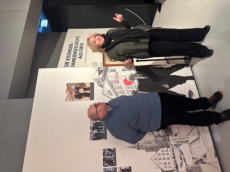 Ein absolut sehenswerter und spannender Blick auf eine au&szlig;ergew&ouml;hnliche Jahrhundertpers&ouml;nlichkeit. Eine Ausstellung die man erleben sollte, am besten - wie wir - gef&uuml;hrt von Evi Kurz, die beide Br&uuml;der pers&ouml;nlich kannte und ohne sie w&auml;re das LEZ nicht denkbar.
Foto: P. Guttenberger