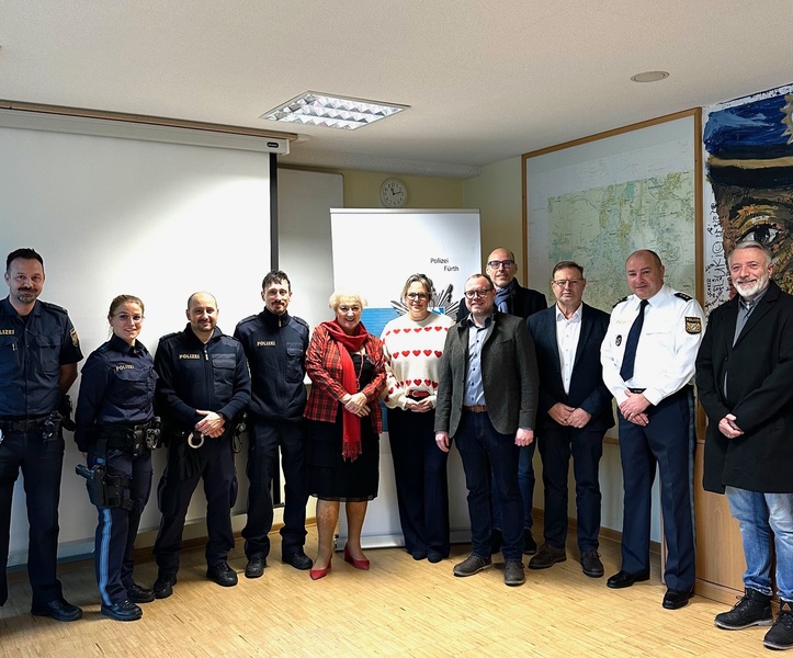 Beginnend mit der Polizeieinspektion F&uuml;rth, der Berufsfeuerwehr F&uuml;rth, der PI Stein und der Inspektion Zirndorf endete meine Weihnachtsrundfahrt beim Bayerischen Roten Kreuz in F&uuml;rth. Habt alle vielen Dank f&uuml;r den unerm&uuml;dlichen Einsatz! Foto: PI F&uuml;rth