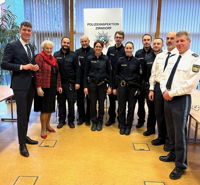 Alle Jahre wieder ist es mir ein Anliegen, denen vielen Dank zu sagen, die Dienst haben, w&auml;hrend wir alle miteinander feiern. Hier bei der Polizeiinspektion Zirndorf. Foto: PI Zirndorf