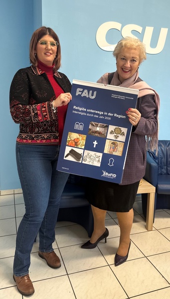 Vielen Dank an die Friedrich-Alexander-Universit&auml;t und das Bayerische Forschungszentrum f&uuml;r Interreligi&ouml;se Diskurse, Herrn Prof. Dr. Tamer und Frau Scheuerer - im Bild - f&uuml;r den wundersch&ouml;nen Kalender mit vielen interreligi&ouml;sen Motiven und Hinweisen. Gerne lasse ich mich von diesem durch das neue Jahr begleiten. Foto: C. Daum