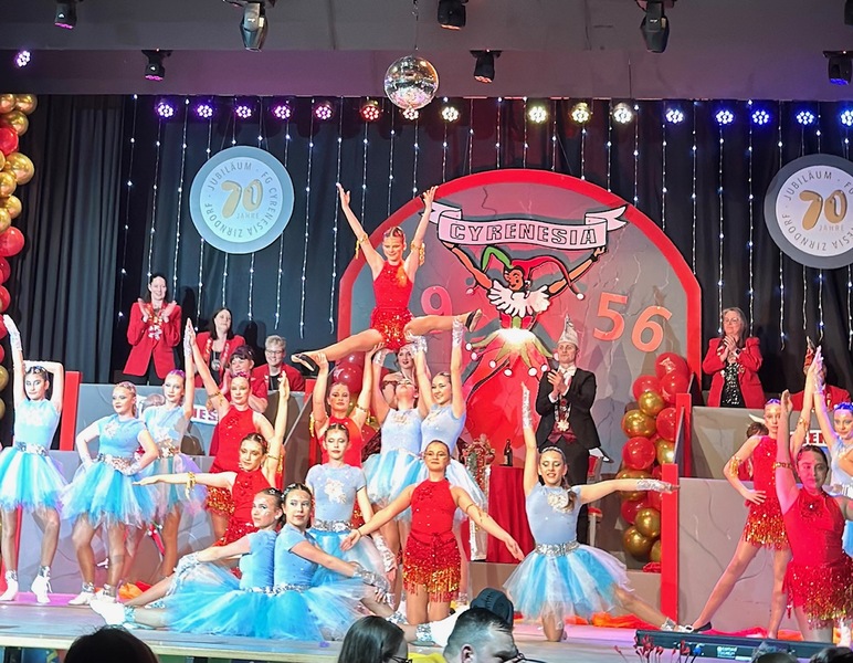 Traditionell, aber keines falls in die Jahre gekommen, pr&ouml;sentierten die Cyrenesinnen und Cyrenesen ein spritziges, witziges und faszinierendes Programm.
Foto: Petra Guttenberger