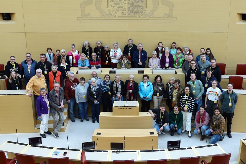 Informationsfahrt in den Bayerischen Landtag mit einer Besuchergruppe aus dem Stimmkreis: Die Landtagsabgeordnete Petra Guttenberger konnte ihre G&auml;ste im Plenarsaal ganz herzlich begr&uuml;&szlig;en und &uuml;ber ihre Arbeit im Landtag und die Politik im Allgemeinen informieren. Nach einer interessanten Diskussion konnten sich die G&auml;ste an einer Hausf&uuml;hrung freuen und ein Videofilm gab weitere Einblicke, bevor es zum Mittagessen in den Hofbr&auml;ukeller ging. Vielen herzlichen Dank an alle Teilnehmerinnen und Teilnehmer! Foto: Kerstin Wies
