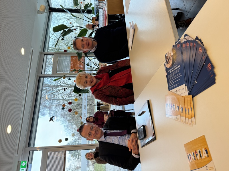 Erfolgreicher Start für IFA in Ingolstadt: Der Bayerische Landtag besucht den IN VIA
Frauenverband. Das Projekt IFA - Interationale Frauen für den Arbeitsmarkt - läuft seit ein paar Monaten und kann bereits erste Erfolge vorweisen.
Davon überzeugten sich Petra Guttenberger MdL, der Integrationsbeauftragte der Bayerischen Staatsregierung Karl Straub MdL sowie Landtagskollege Alfred Grob MdL in Ingolstadt.
Migrantinnen arbeiten häufig unterhalb ihrer Qualifikationen und die IFA ermutigt Frauen, dranzubleiben und ihre eigenen Kompetenzen sichtbar zu machen und passende berufliche Perspektiven zu entwickeln.
Foto: Geschäftsstelle IntB Bayern