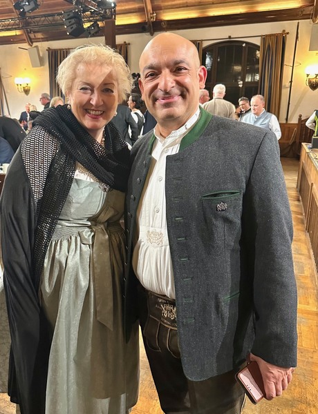 Ein Dankeschön für seine spritzige Rede an Django Asül! Foto: privat