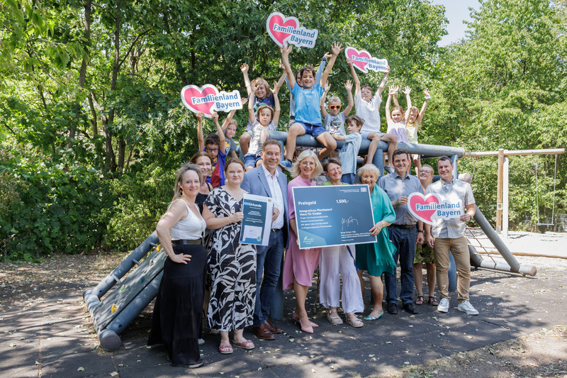 Das Integrative Montessori Haus f&uuml;r Kinder in F&uuml;rth gewann ein Preisgeld von 1.500 Euro beim Kita-Kreativwettbewerb #BayernGemeinsamStark. Bayerns Familienministerin Ulrike Scharf und Petra Guttenberger, MdL, &uuml;berreichten den Scheck an die Einrichtung in Mittelfranken.
Tolle Einrichtung, tolle Arbeit des gesamten Teams!
Bild: StMAS