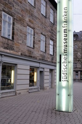 Impressionen vom Besuch des Vorsitzenden des Ausschusses f�r Hochschule, Forschung und Kultur Oliver J�rg, MdL im J�dischen Museum Franken in F�rth mit MdL Petra Guttenberger, Bezirkstagspr�sident Richard Bartsch, Bezirksrat Michael Maderer, dem Vorsitzenden des Tr�gervereins Bezirksrat Alexander K��wetter, Bezirksheimatpflegerin Frau Dr. Andrea Kluxen, unter fachkundiger F�hrung von Frau Museumsleiterin Daniela F. Eisenstein